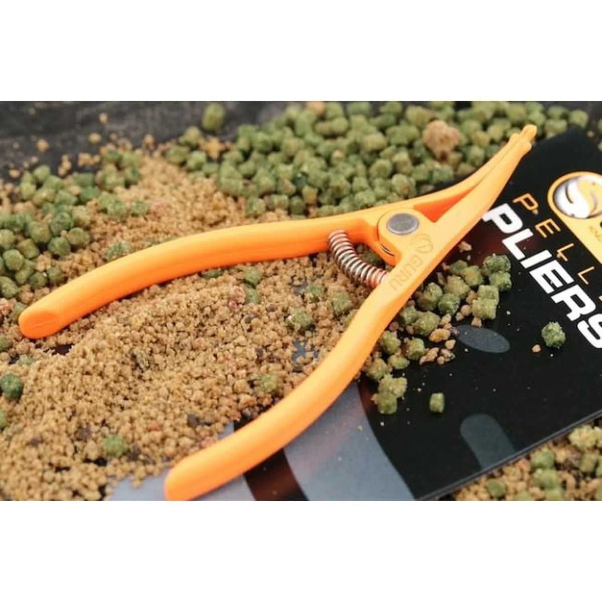 Guru Pellet Pliers naast de productverpakking
