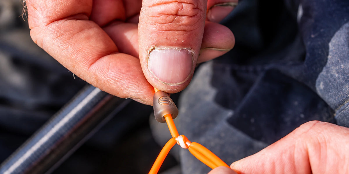 Guru Puller Beads – knoop in oranje elastiek bij de trekkraal