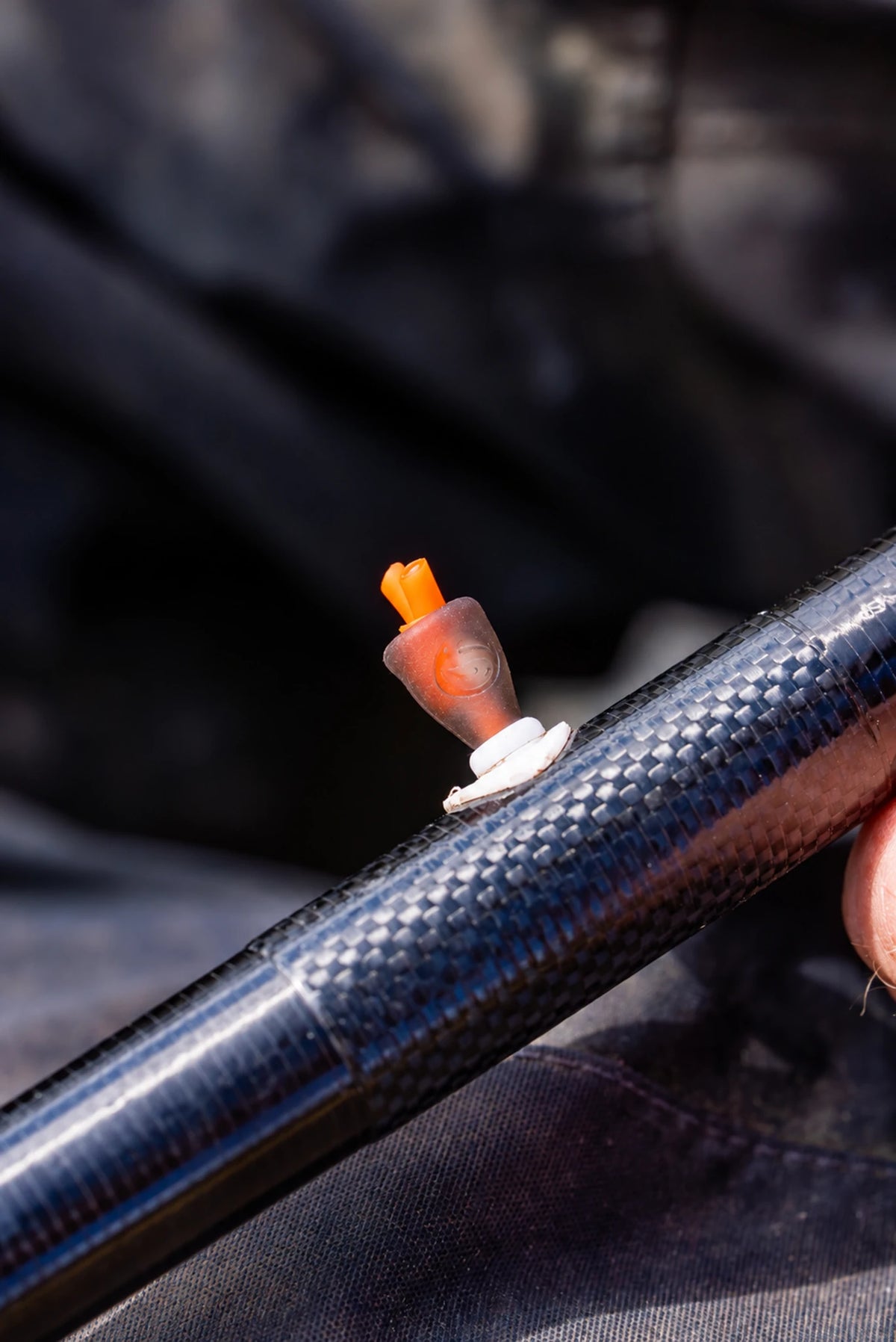 Guru Puller Beads – trekkraal met oranje elastiek aan de topset
