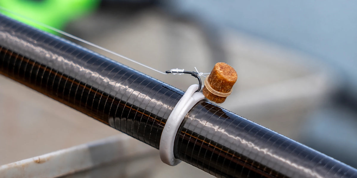 Guru Rig Hook Ups vastgezette haak met pellet aan de tuighouder