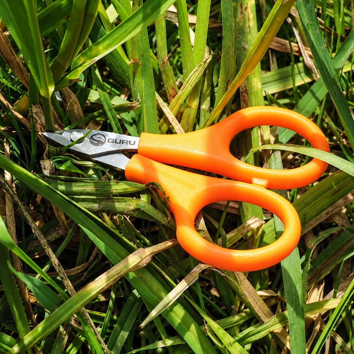 Guru Serrated Scissors GRS – kartelschaar in het gras