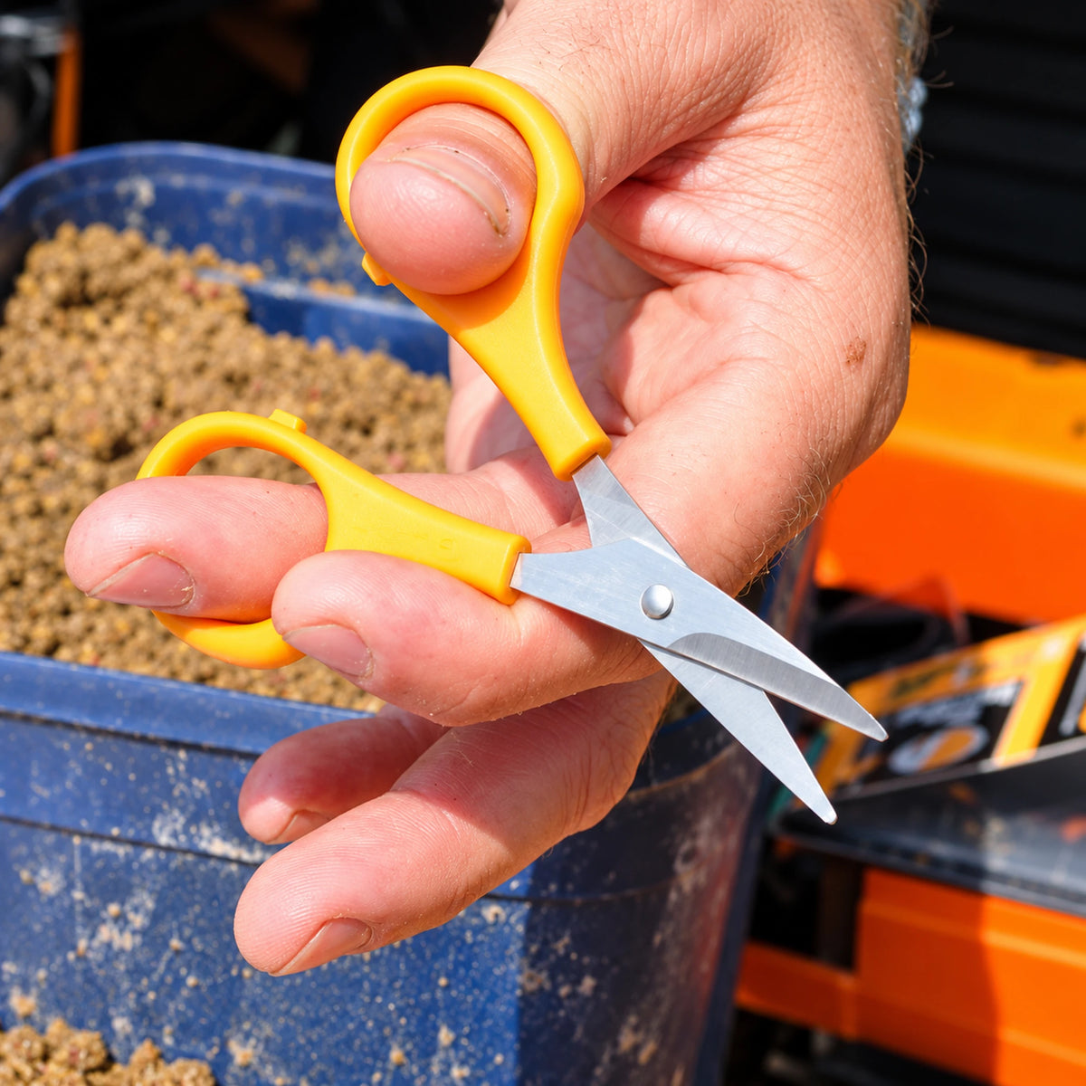 Guru Serrated Scissors GRS – kartelschaar in gebruik bij voerbak