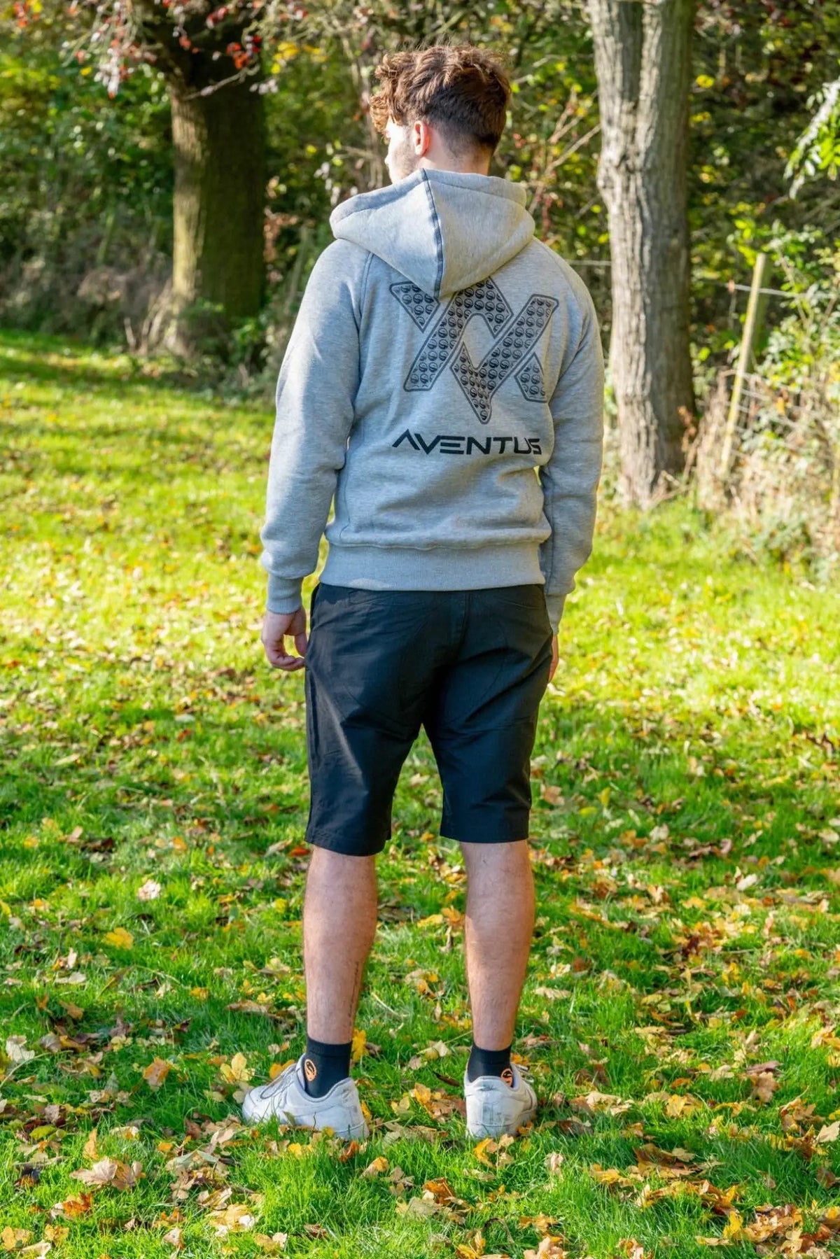 Guru Shorts Black zwarte korte broek - gedragen achteraanzicht buiten