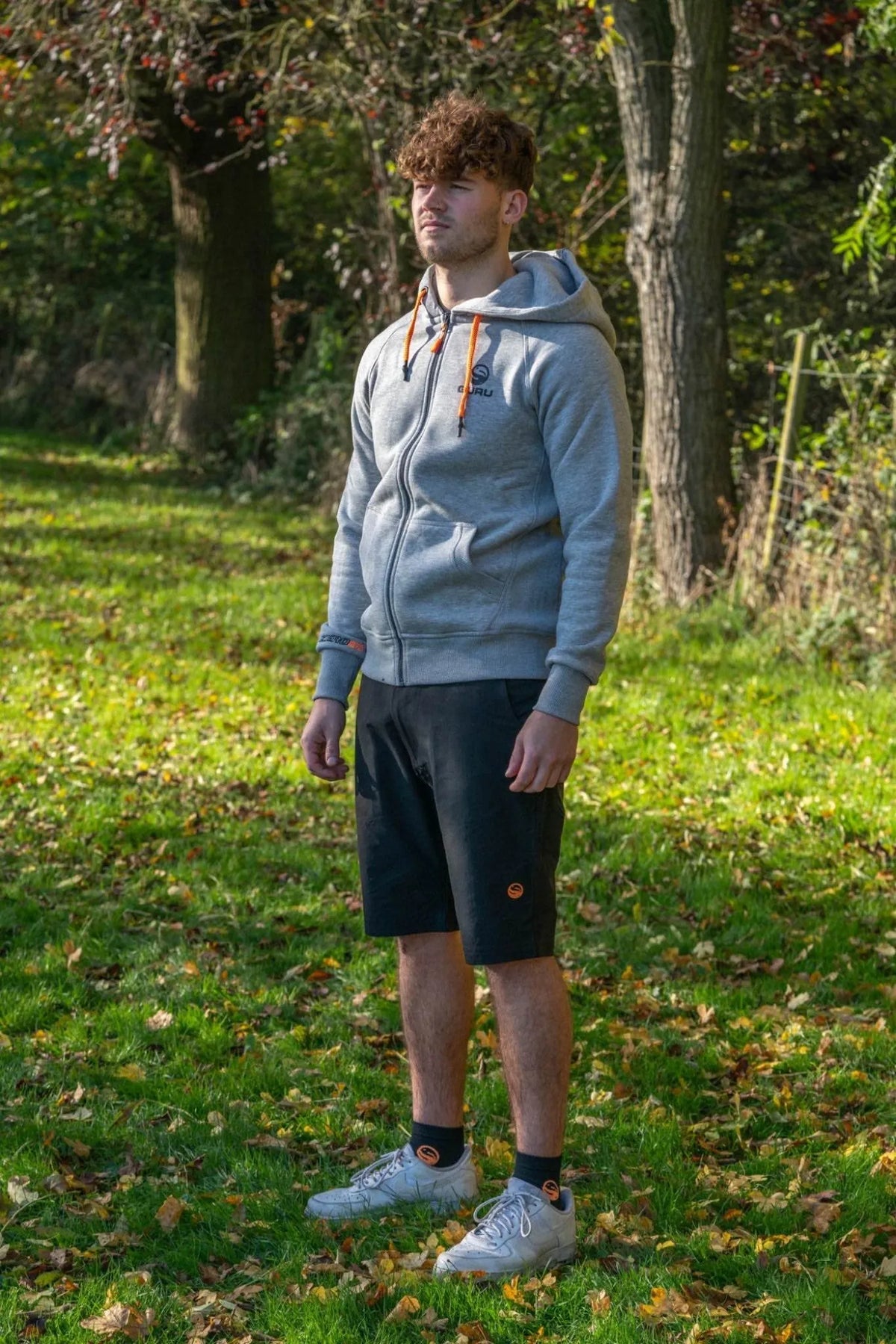 Guru Shorts Black zwarte korte broek - gedragen vooraanzicht buiten