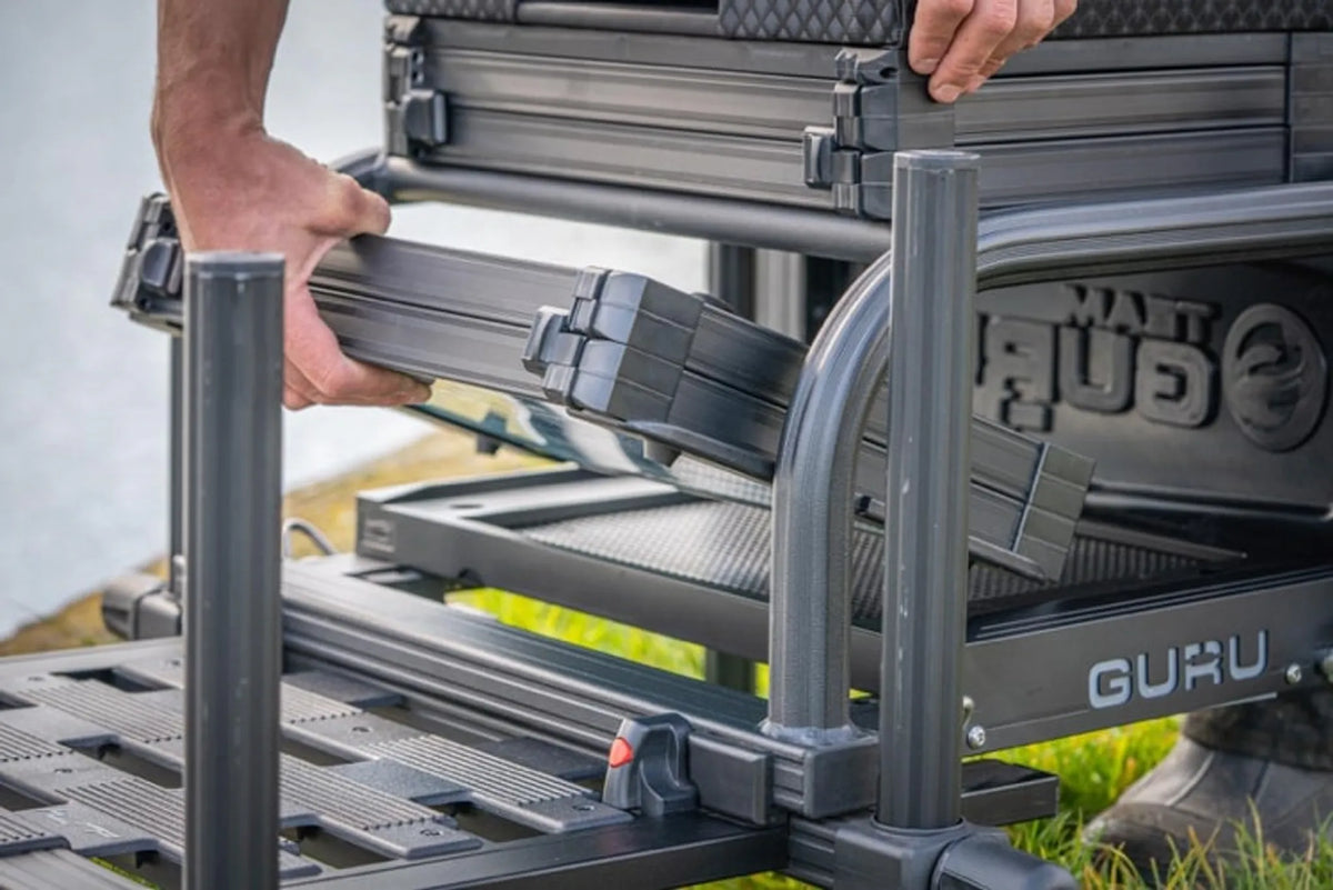 Guru Stealth Team Guru Seatbox 2.0 – montage van de extra ondermodule bij het voetplateau