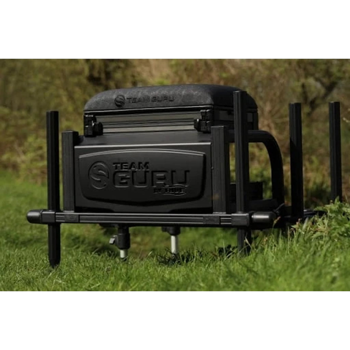 Guru Stealth Team Guru Seatbox 2.0 – achteraanzicht van zitkist op gras met Team Guru-paneel
