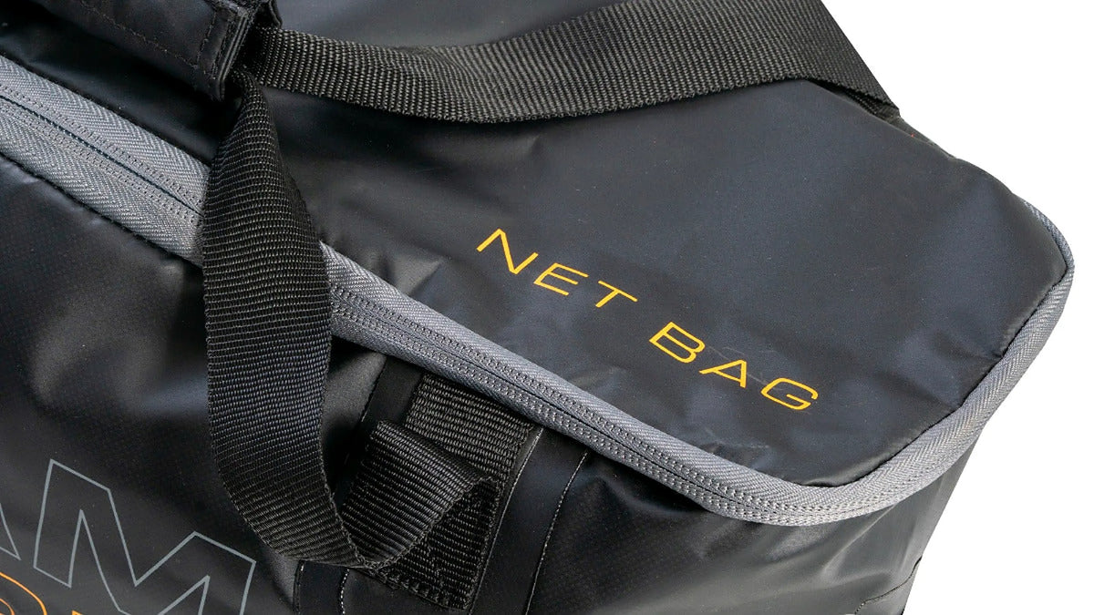 Guru Team Guru Net Bag GLG044 – detail van het bovenvak met NET BAG-opdruk, grijze ritssluiting en zwarte geweven draagriemen