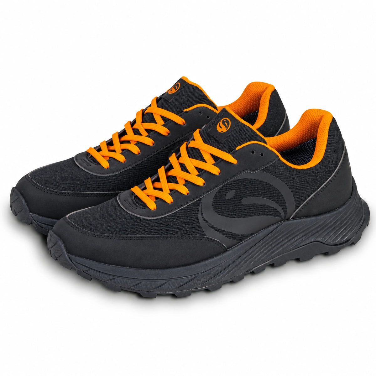 Guru Waterproof Trainer Black – Schuhe mit orangefarbenen Schnürsenkeln auf Weiß