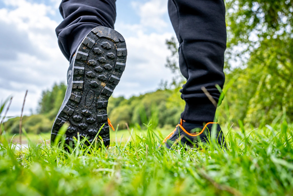 Guru Waterproof Trainer Black – Gummiprofilsohle beim Gehen durch Gras