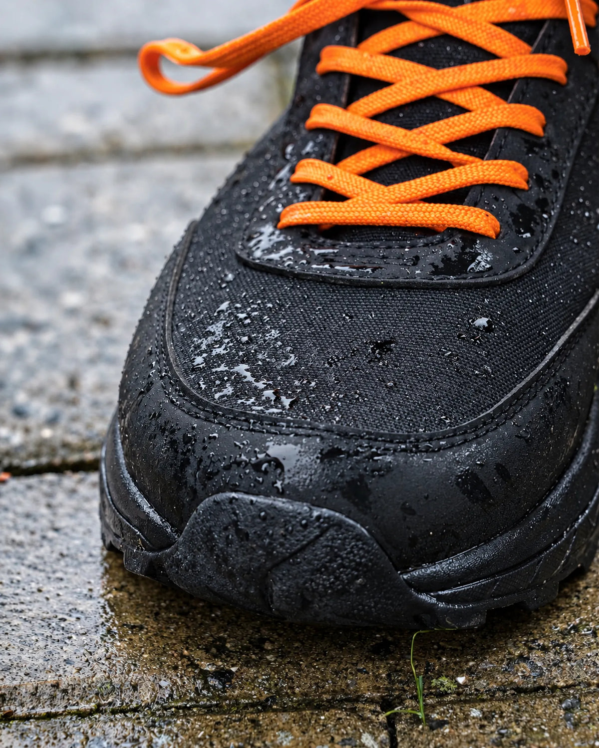 Guru Waterproof Trainer Black – Wassertropfen auf Oxford-Gewebe und Schnürsenkeln