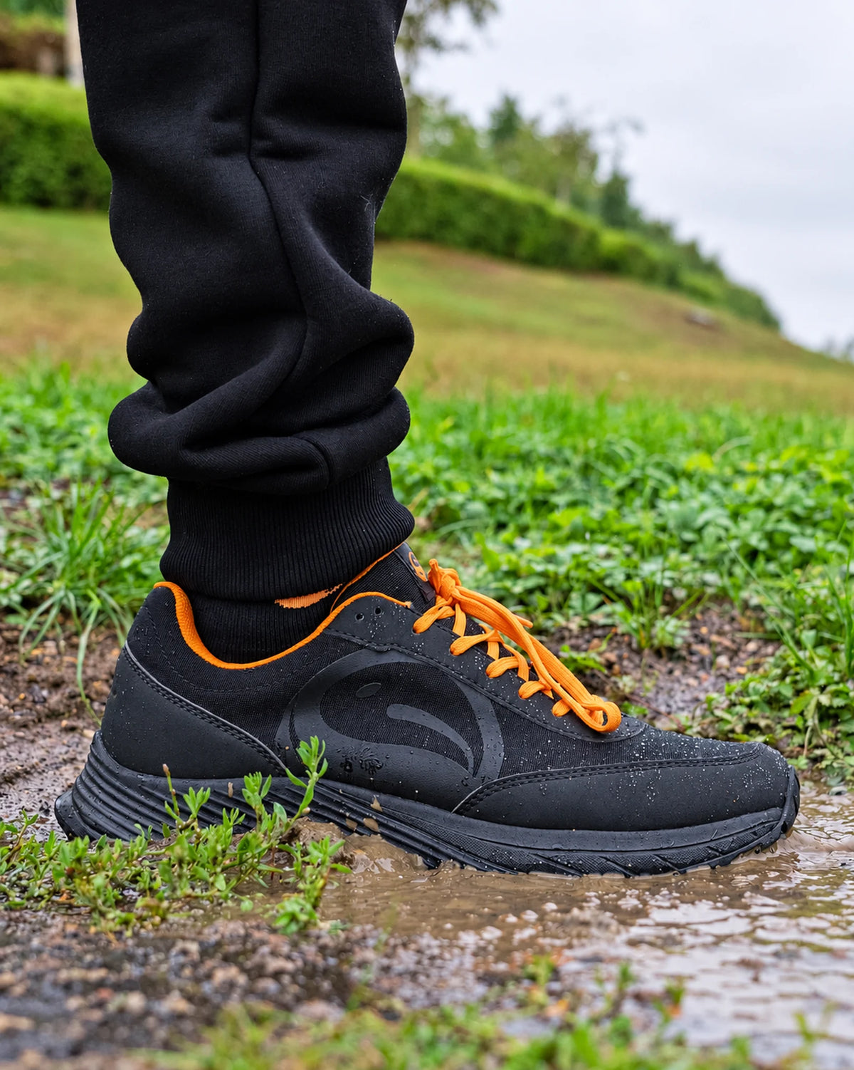 Guru Waterproof Trainer Black – Seitenansicht am nassen Ufer