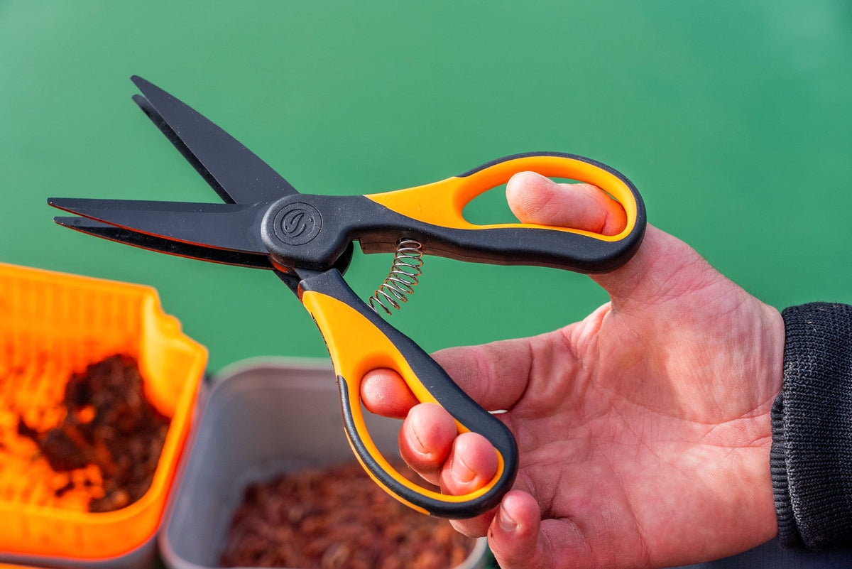 Visser houdt de geopende Guru Worm Scissors vast met zicht op de bladen en veer
