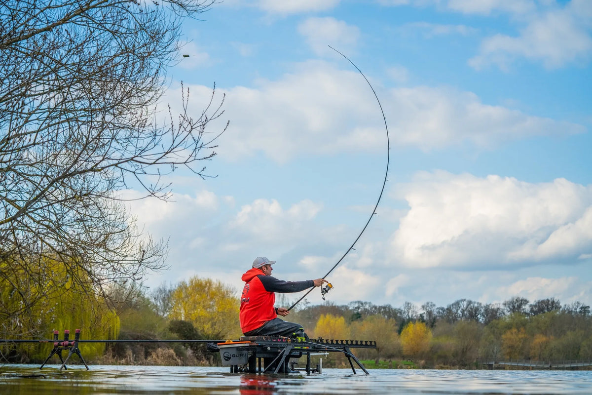 Guru X-Change Bait Up in gebruik, met gebogen hengelblank aan het water