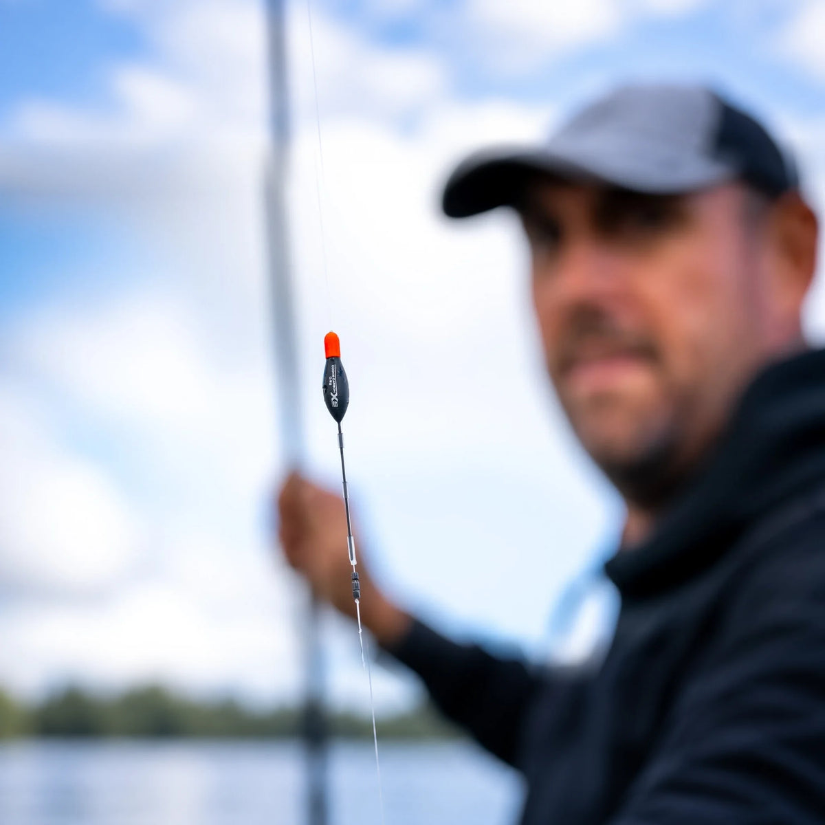 Visser controleert een gemonteerde Guru XS Carbon Cookie dobber
