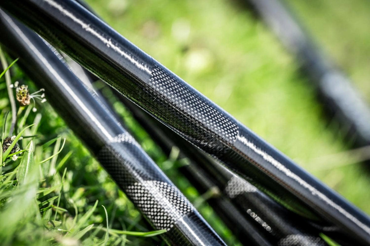 Guru ZERO 400 topsetdelen met detail van de versterkte carbonstructuur in het gras