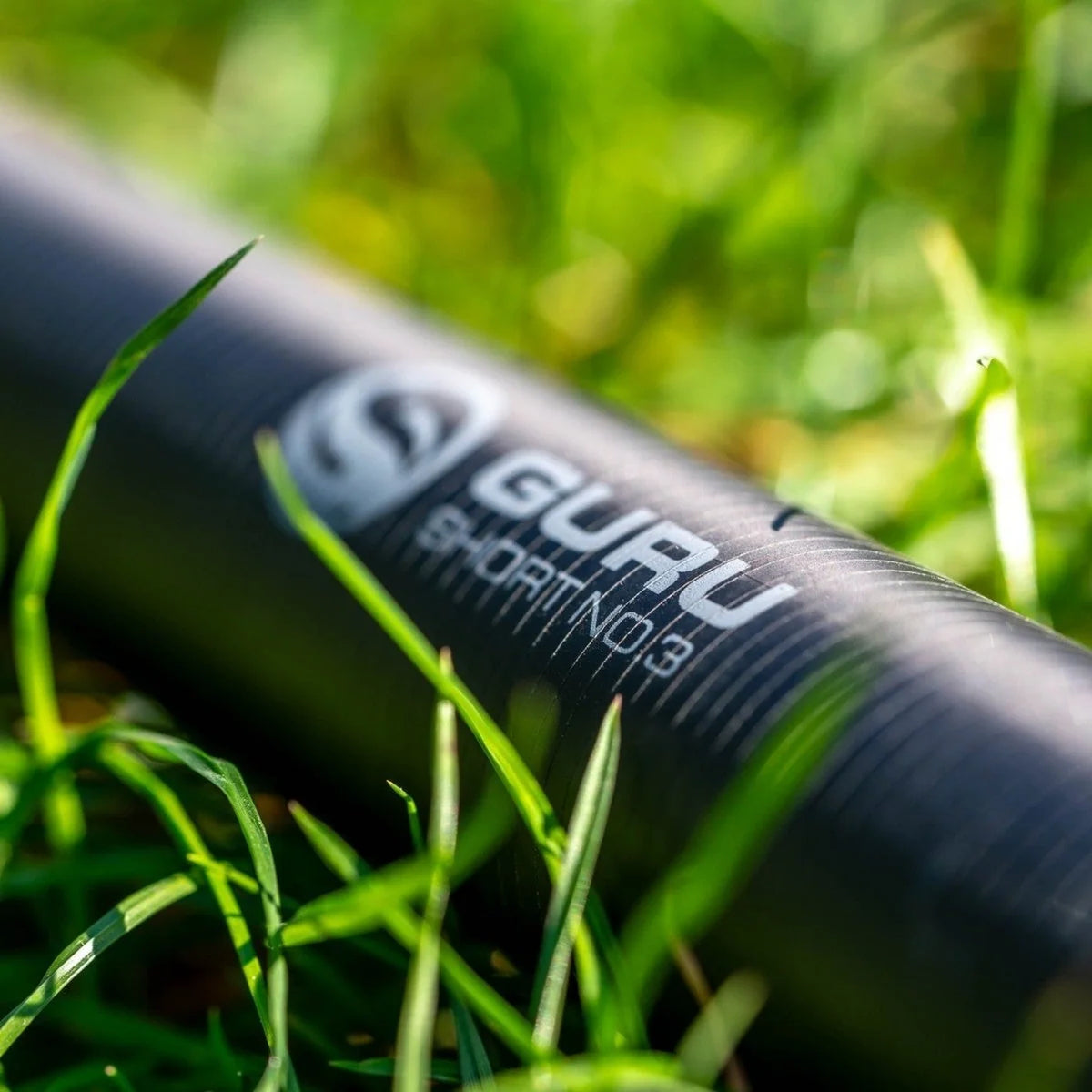 Guru Zero 400 Short No. 3 – close-up van de opdruk op het hengeldeel in het gras