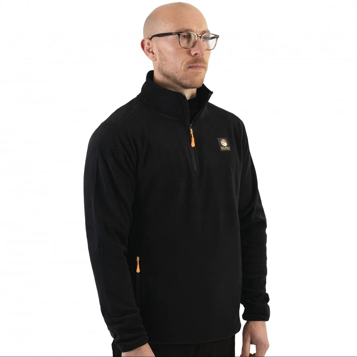 Guru Zip Fleece Black gedragen, vooraanzicht met halsrits en zijzak