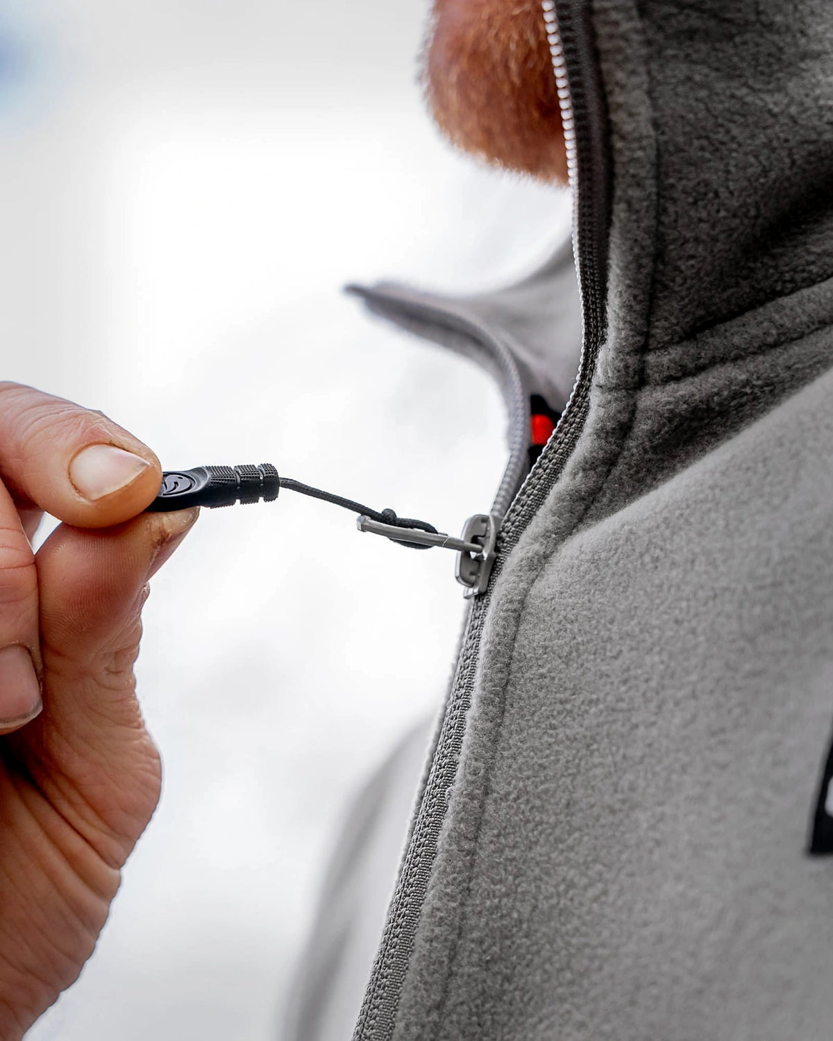 Guru Zip Fleece Grey – detail van de kwart-rits, ritstrekker en opstaande kraag