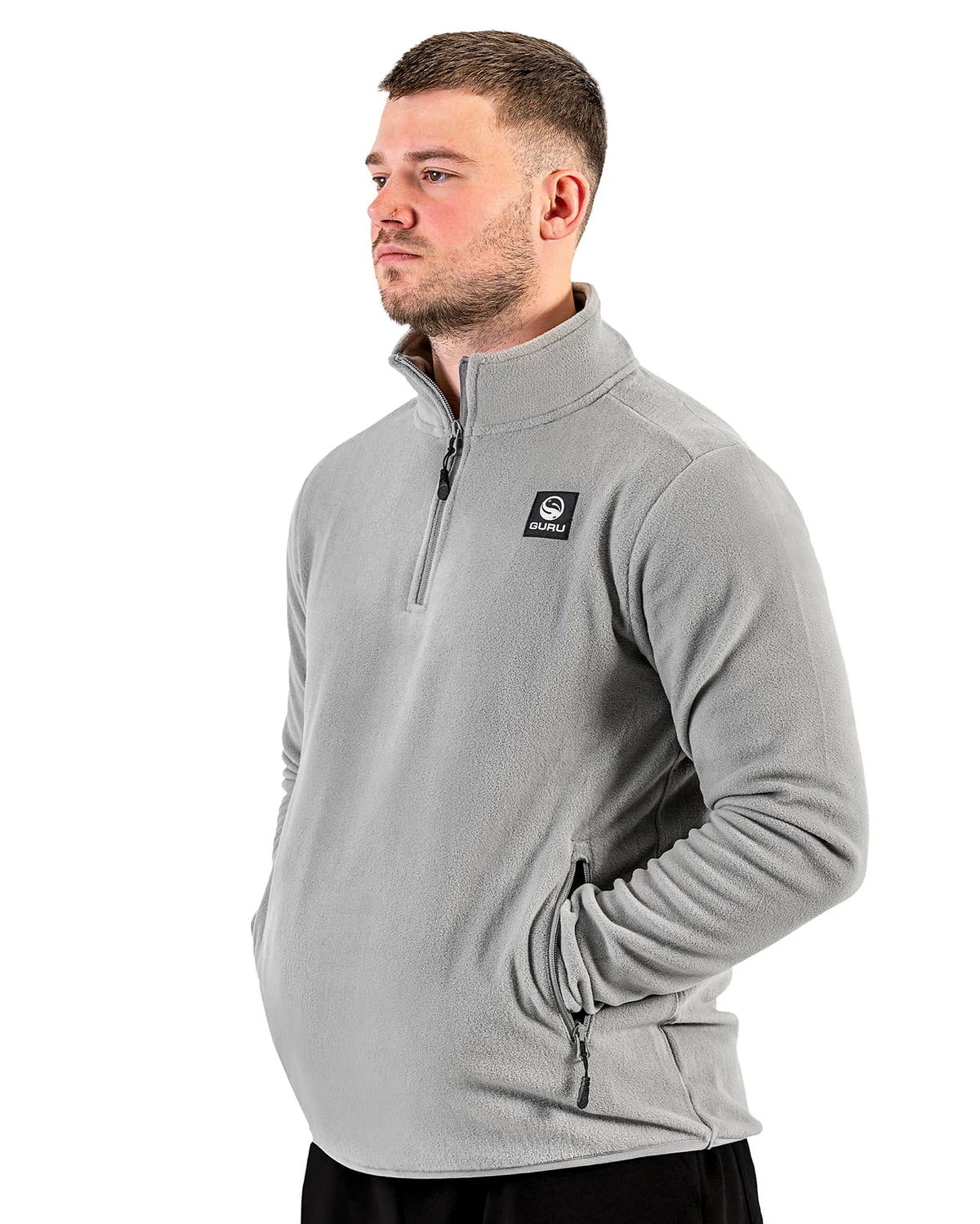 Guru Zip Fleece Grey – pasvorm van de grijze fleecetrui op model, schuin van voren