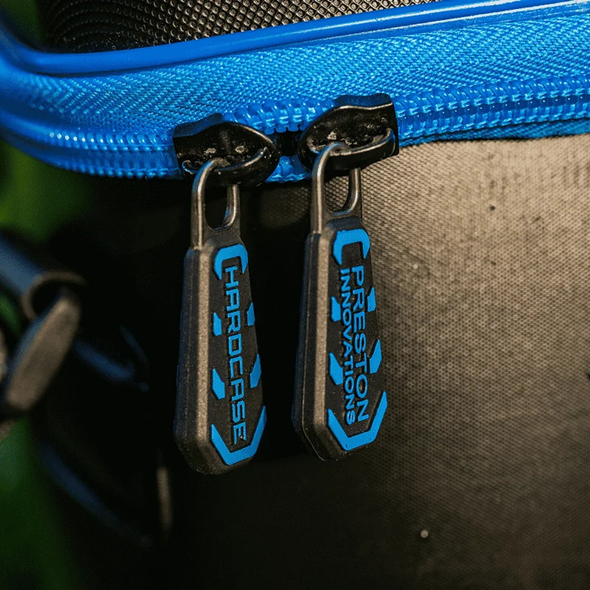 Preston Hardcase Bait Safe – detailafbeelding 9 van de EVA-aastas met afgesloten aasdozen