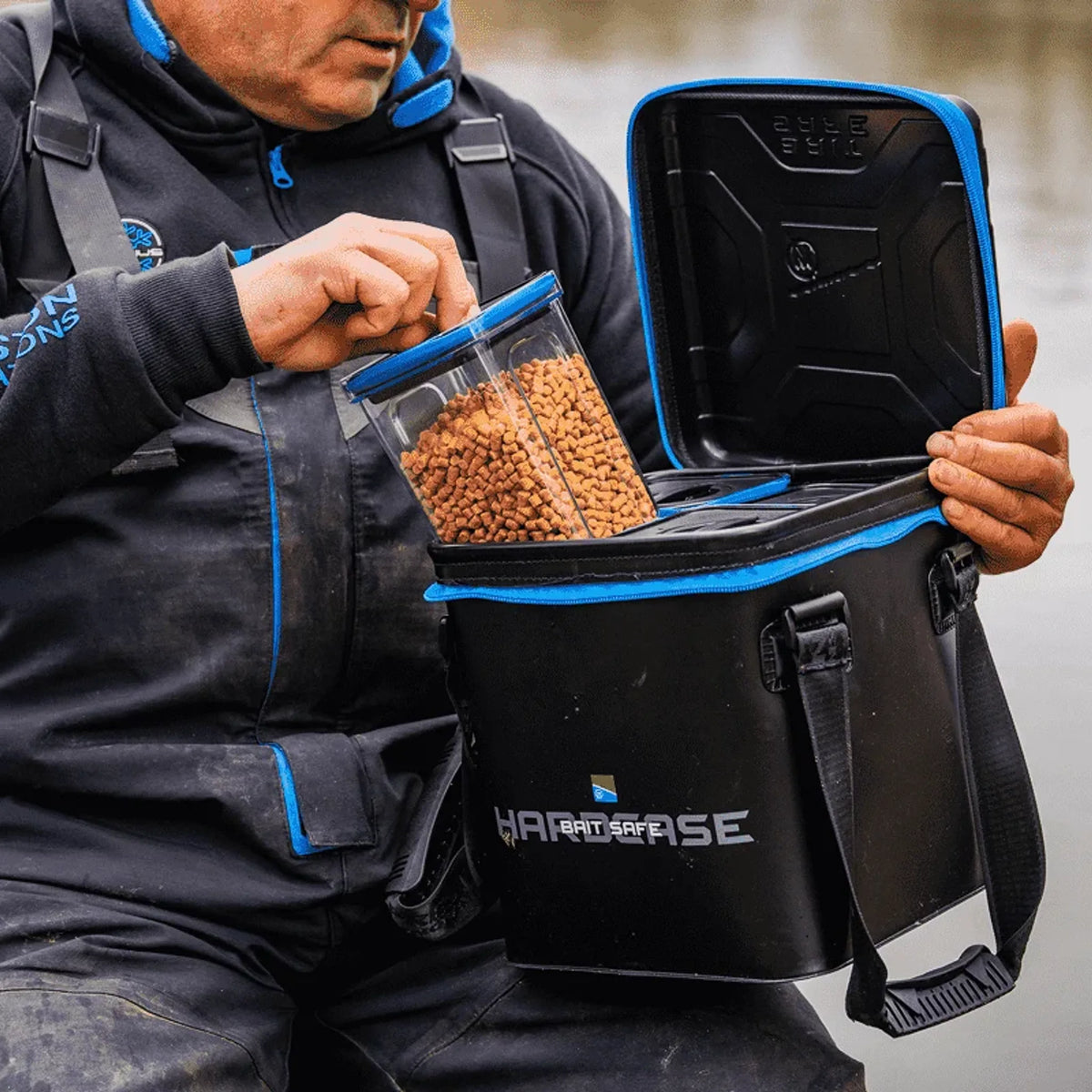 Preston Hardcase Bait Safe – detailafbeelding 10 van de EVA-aastas met afgesloten aasdozen