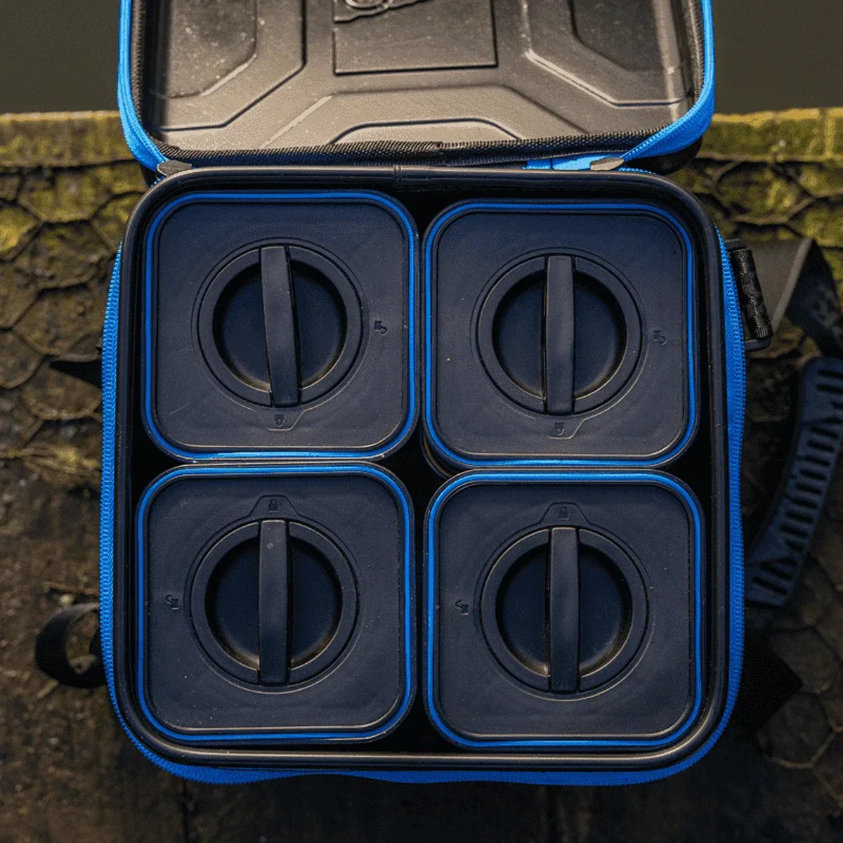 Preston Hardcase Bait Safe – detailafbeelding 11 van de EVA-aastas met afgesloten aasdozen