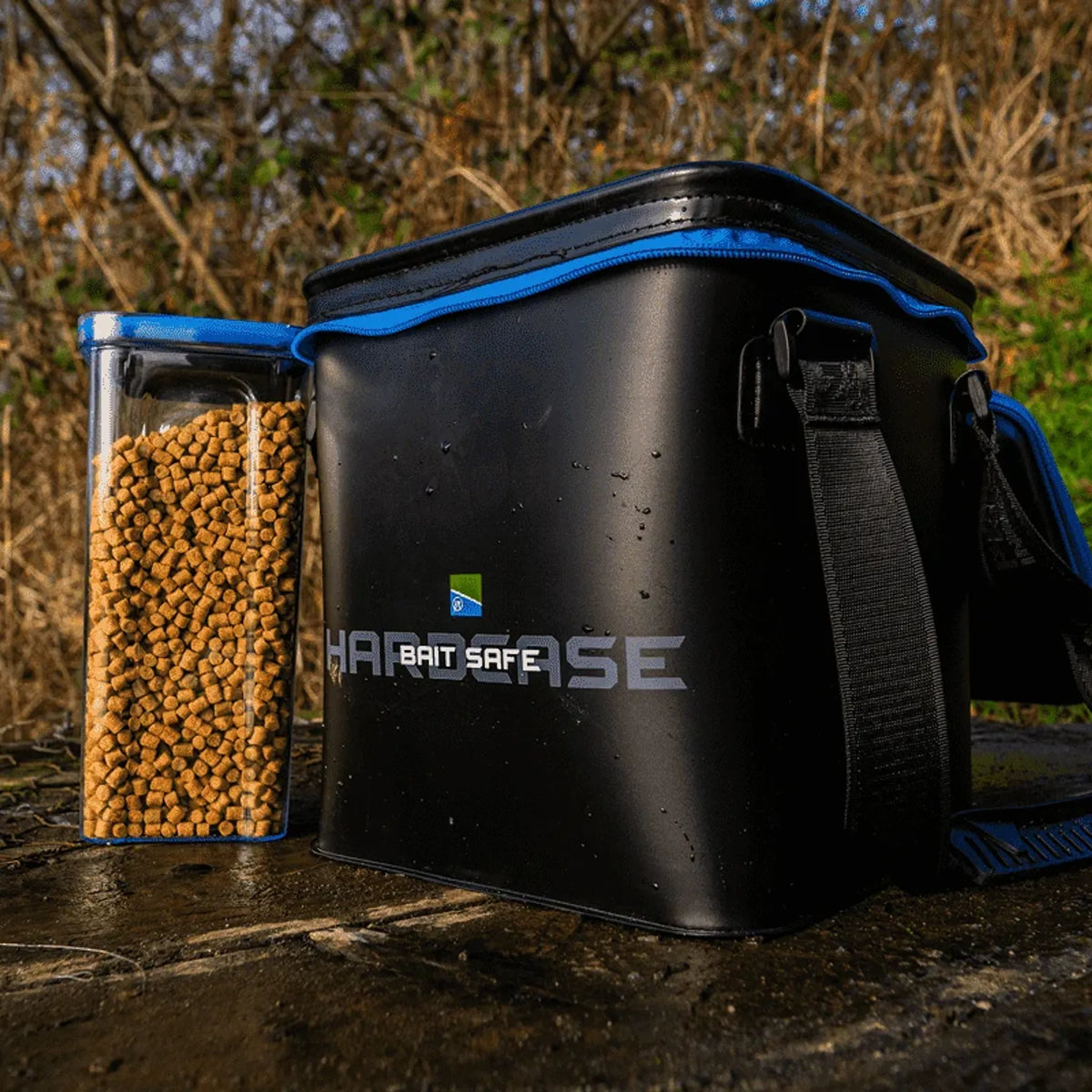 Preston Hardcase Bait Safe – detailafbeelding 12 van de EVA-aastas met afgesloten aasdozen