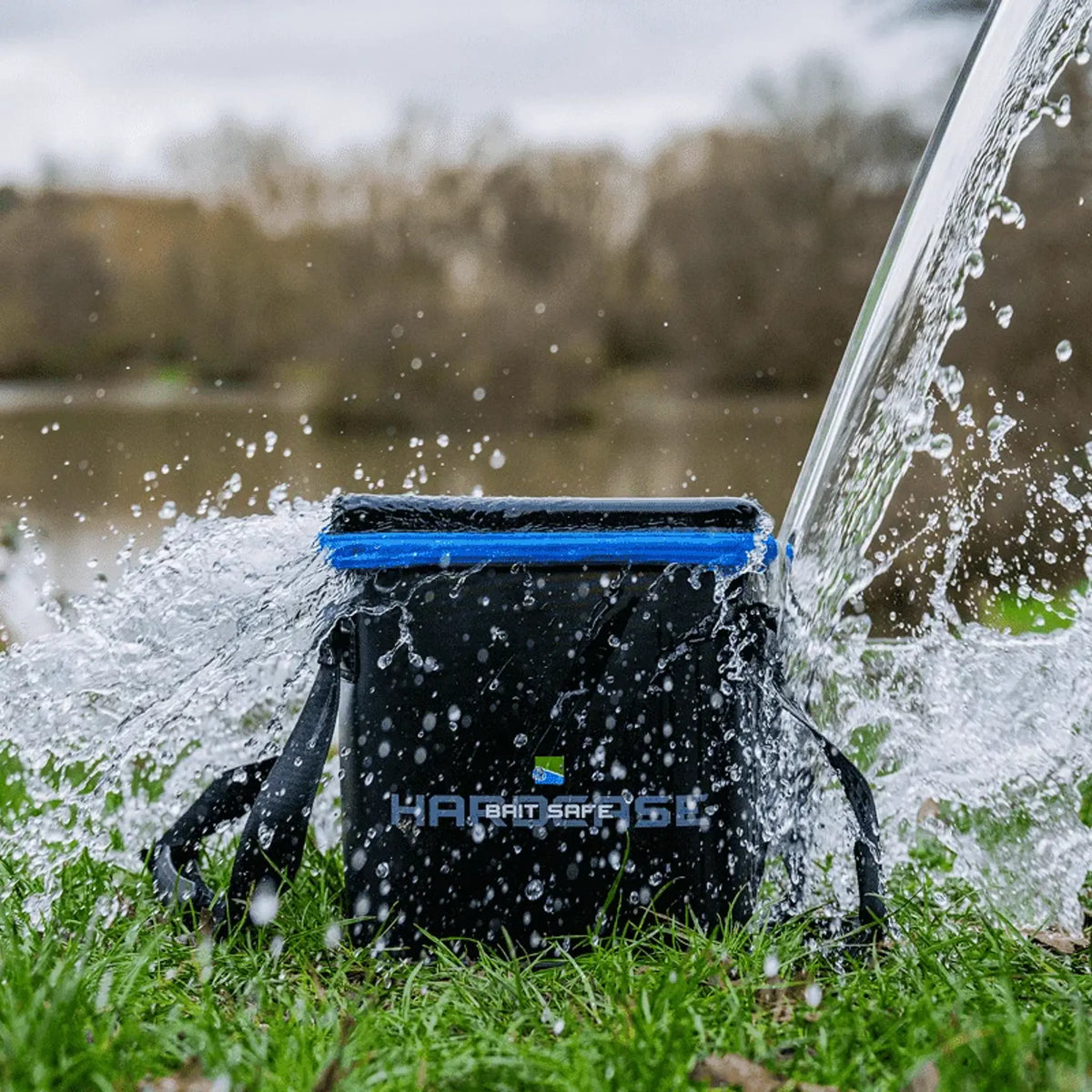 Preston Hardcase Bait Safe – detailafbeelding 6 van de EVA-aastas met afgesloten aasdozen