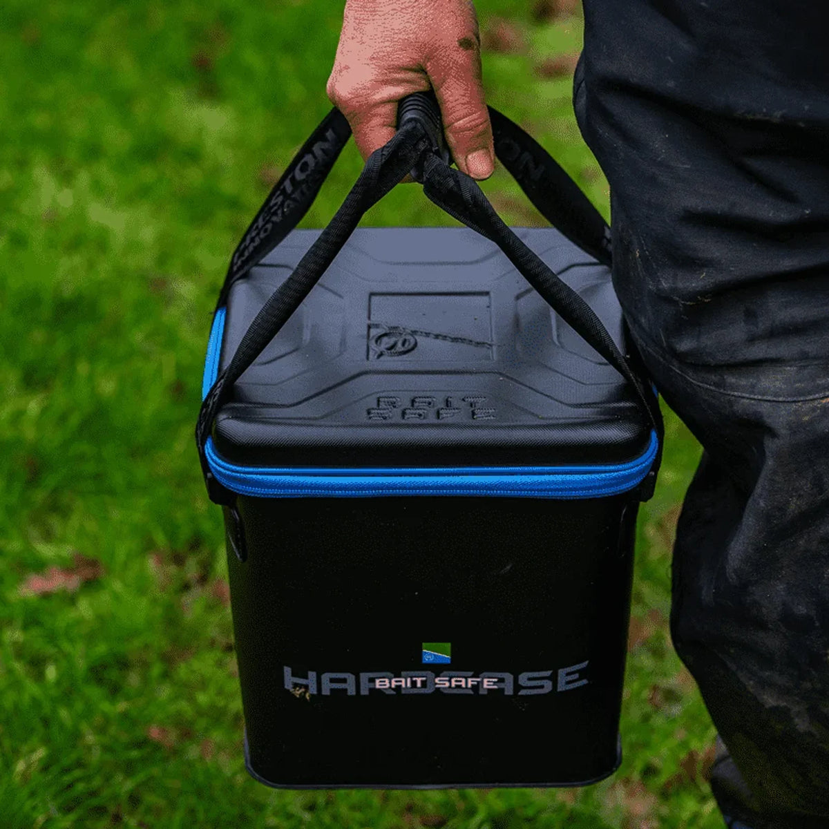 Preston Hardcase Bait Safe – detailafbeelding 7 van de EVA-aastas met afgesloten aasdozen