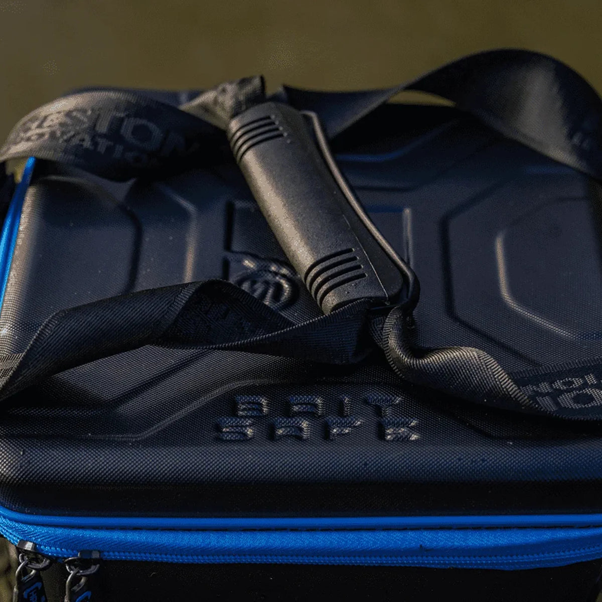 Preston Hardcase Bait Safe – detailafbeelding 8 van de EVA-aastas met afgesloten aasdozen