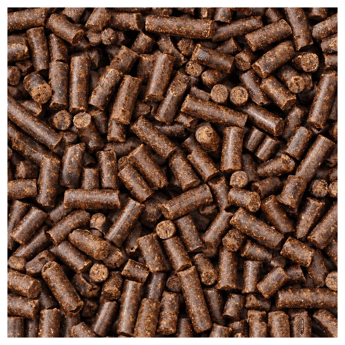 Close-up van donkerbruine geperste karperpellets