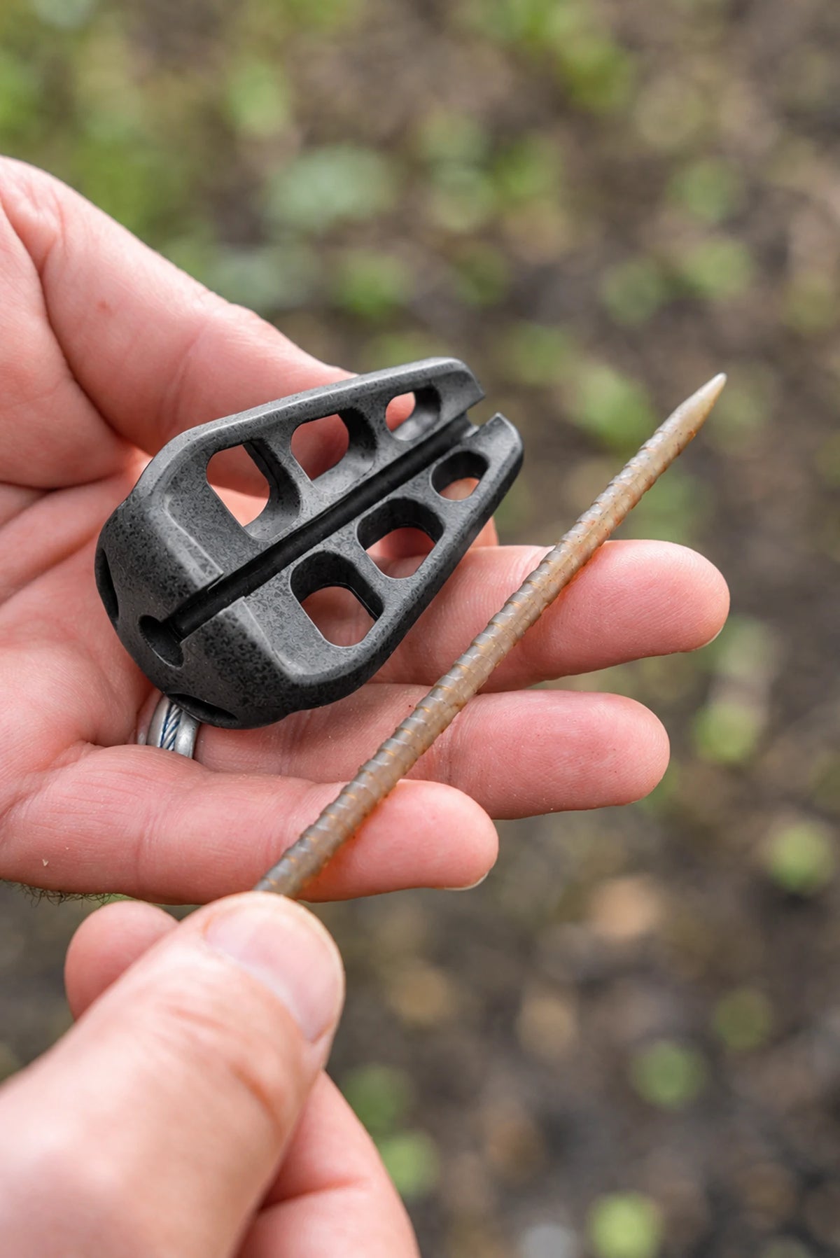 Korum Arrowhead Distance Method Feeder met uitgenomen geribbelde steel en leeg steelkanaal in de hand