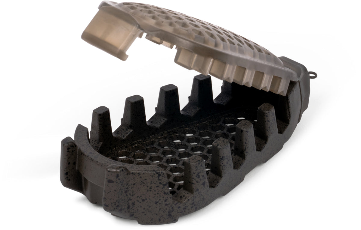 Korum Bait Gripper Feeder – volledig geopende voerkorf met geperforeerd deksel en getande zijwanden