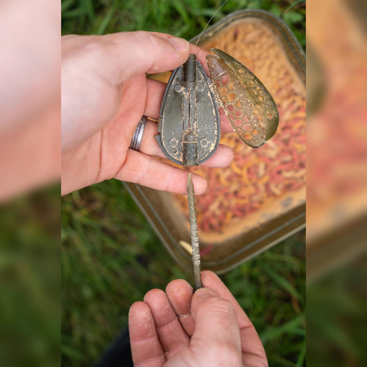 Korum Camo Grub Feeder – geopende Large-korf en inline lijnmontage