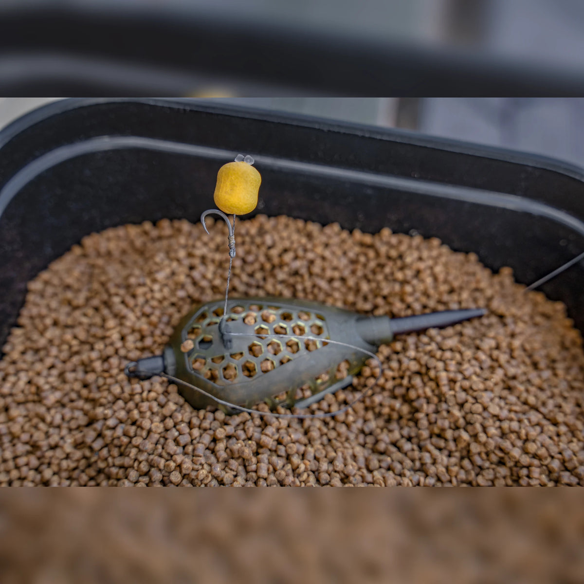 Korum Camo Grub Feeder – haakaas met rubberen pop-up pincher boven de korf