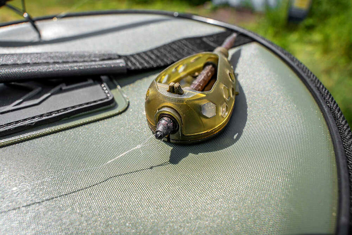 Korum Camo Quick Change Bead Bolt – snelwisselkraal gemonteerd in een feeder met zichtbare vislijn