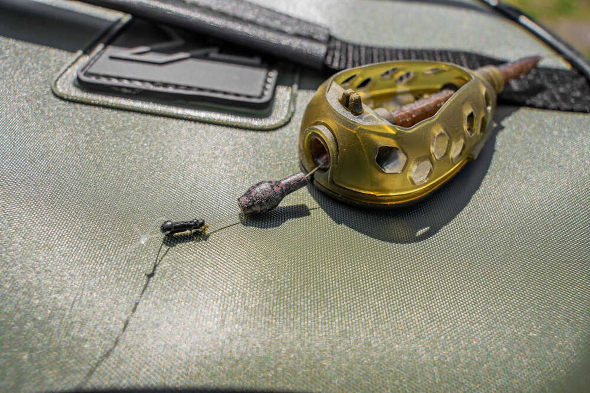 Korum Camo Quick Change Bead – geopende snelwisselverbinding bij een feeder op een vistas