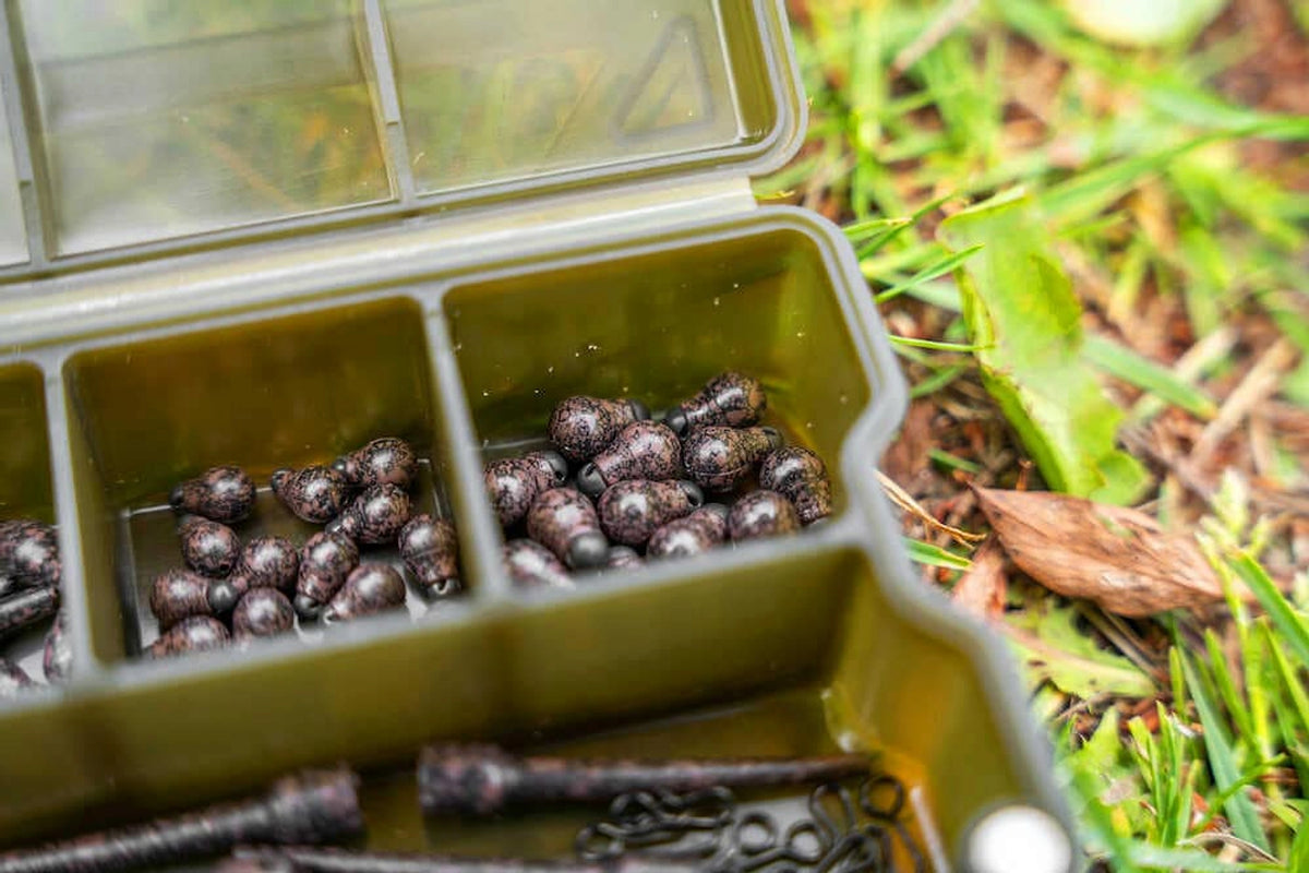 Korum Camo Quick Change Beads – gespikkelde kralen in een vak van de opbergdoos