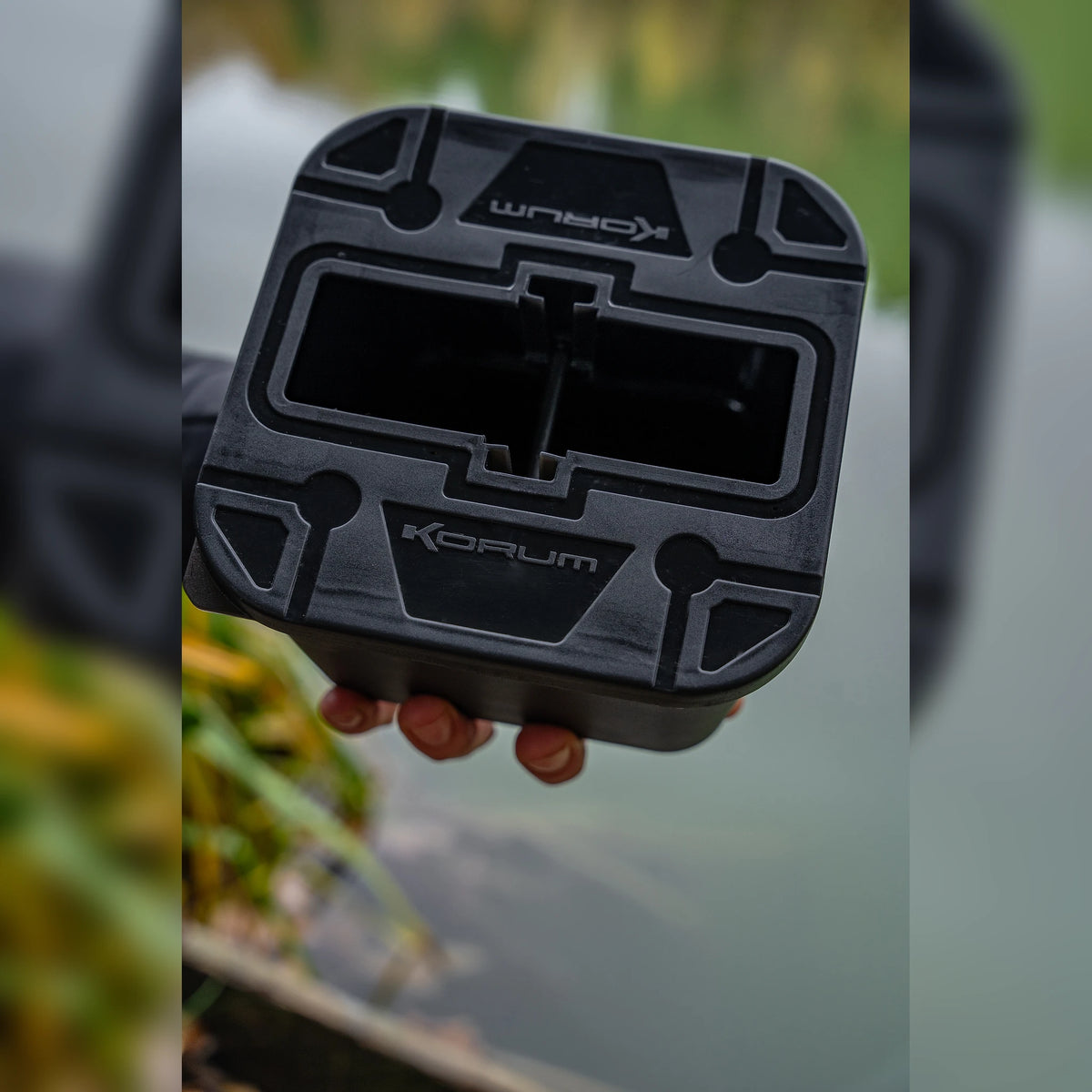 Korum Fishing Line Spooler – deksel en kuip in de hand