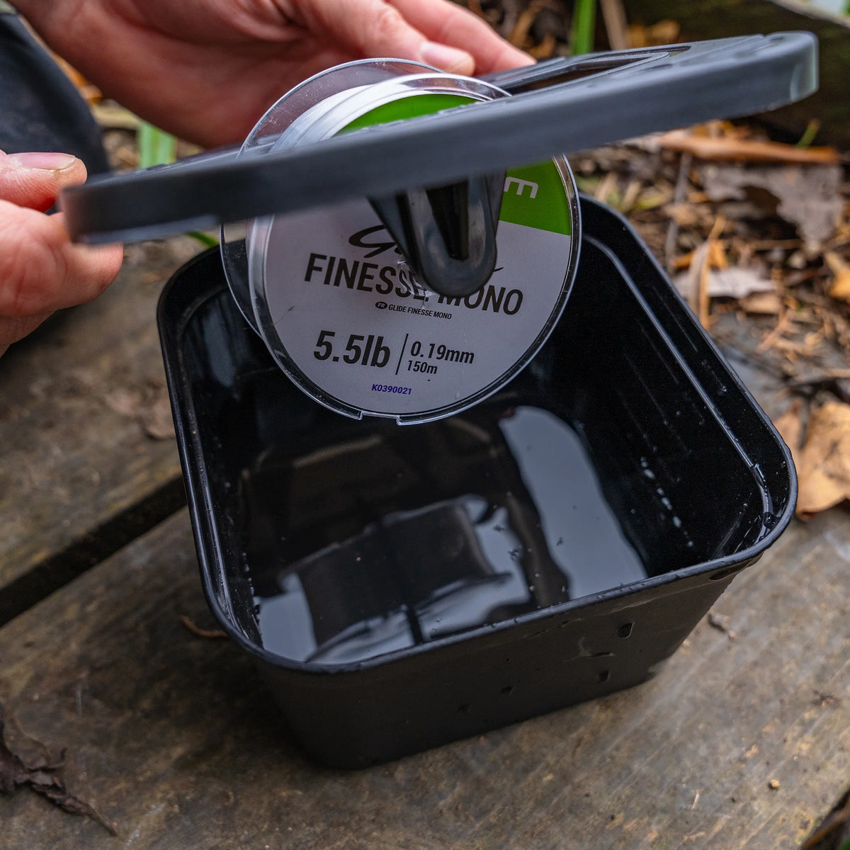 Korum Fishing Line Spooler – plaatsen van de lijnspoel en het deksel boven de kuip