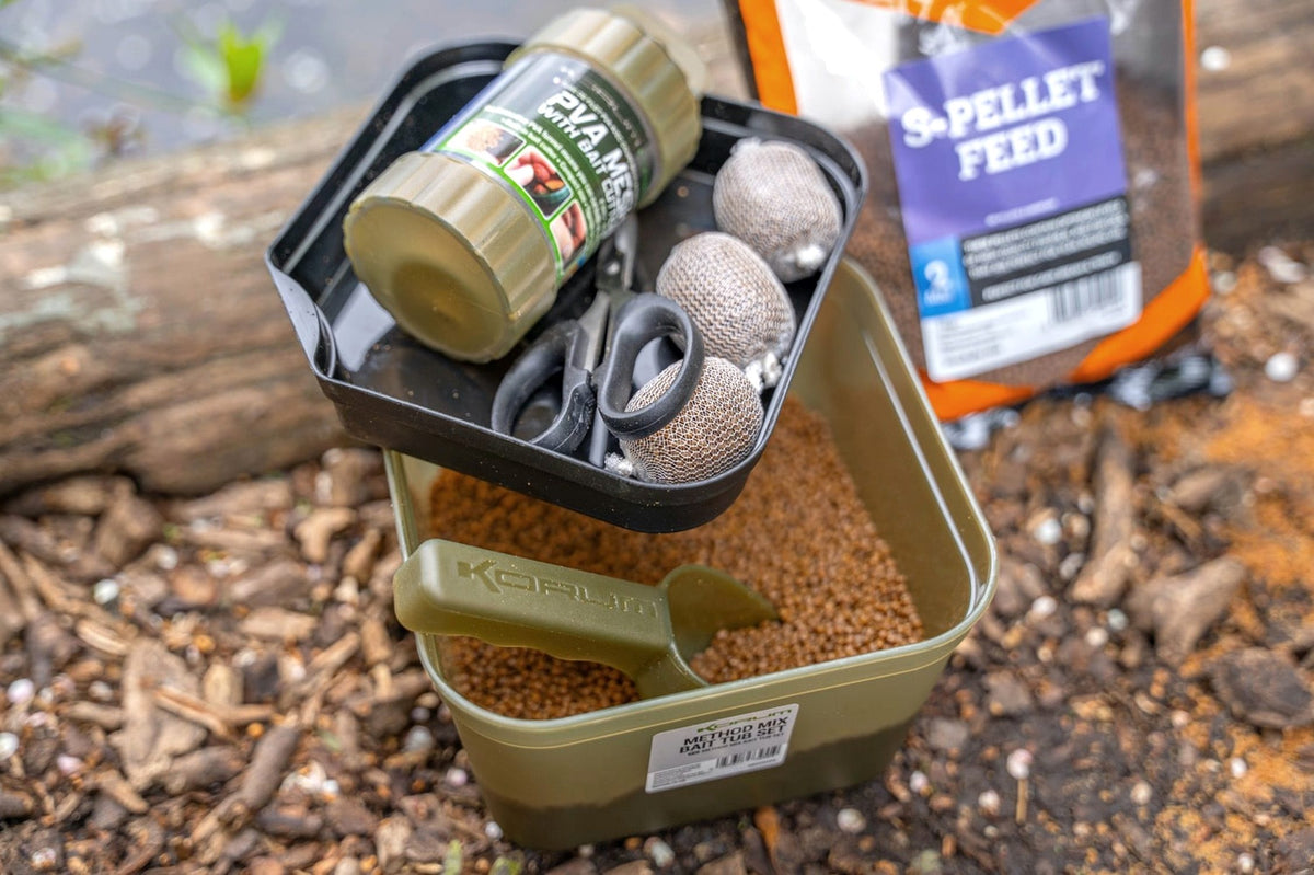 Korum Method Mix aasbak van bovenaf met schep in pellets en uitneembare binnentray voor aasaccessoires