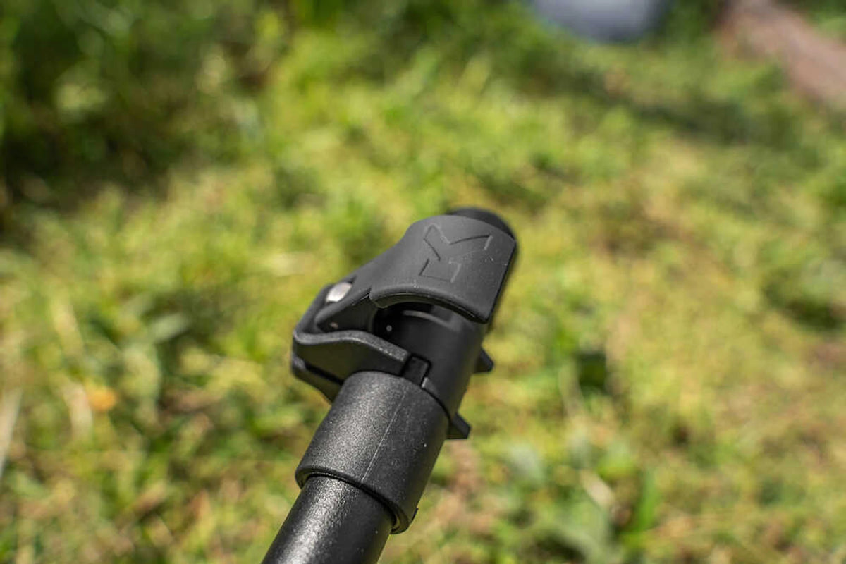 Korum Power Bankstick met gesloten Power Cam-hendel en reliëflogo