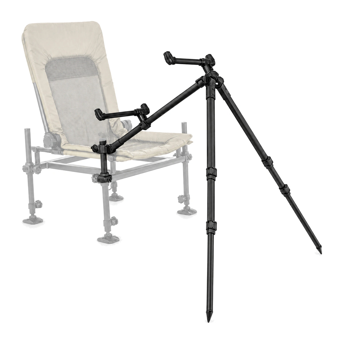 Korum Progress Tripod Feeder Arm 2 Rod K0300055 – zwarte feederarm met twee hengelsteunen en uitschuifbare stabilisatiepoten, gemonteerd aan een licht weergegeven visstoel