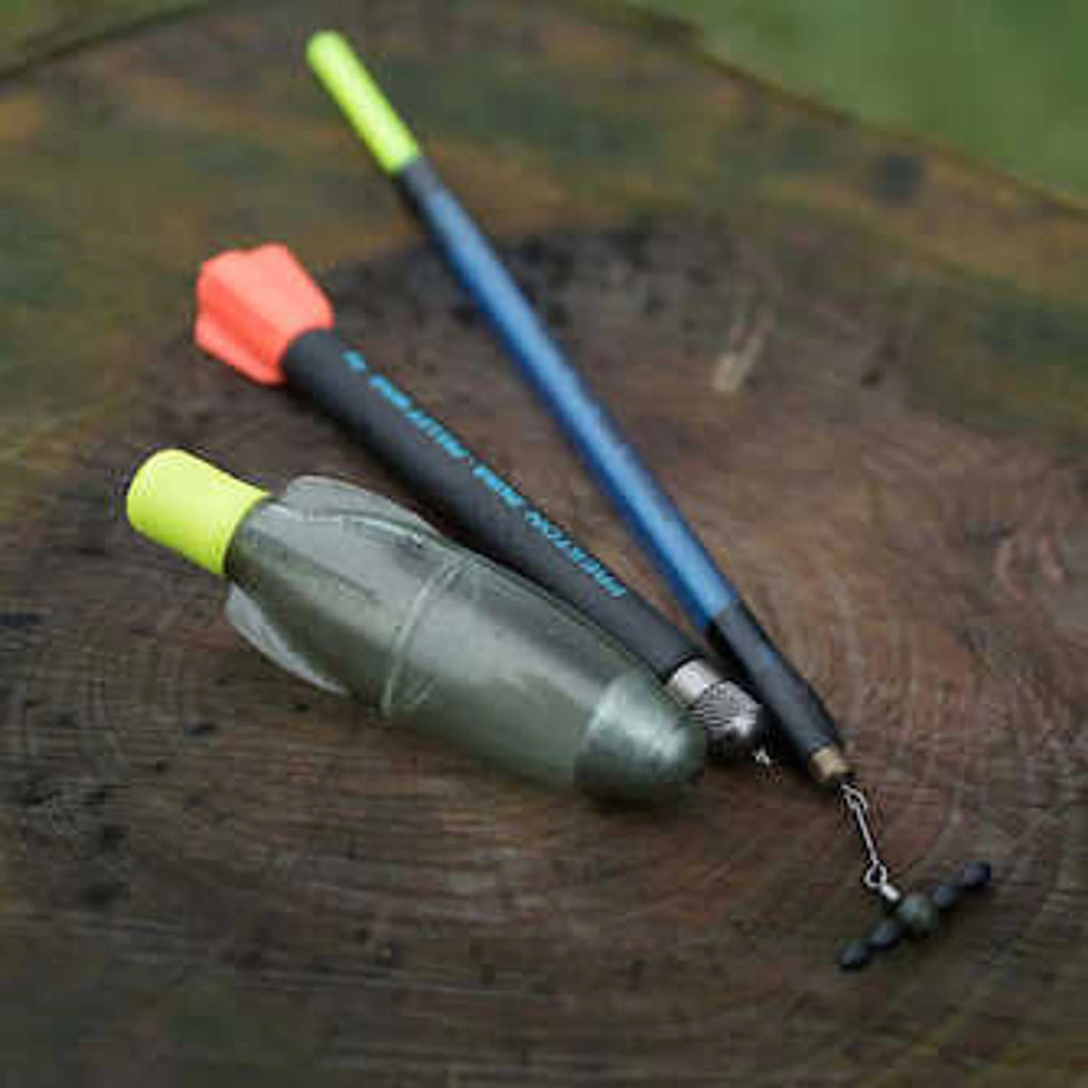 Korum Ready Float Kit gemonteerd aan een dobber op een houten ondergrond