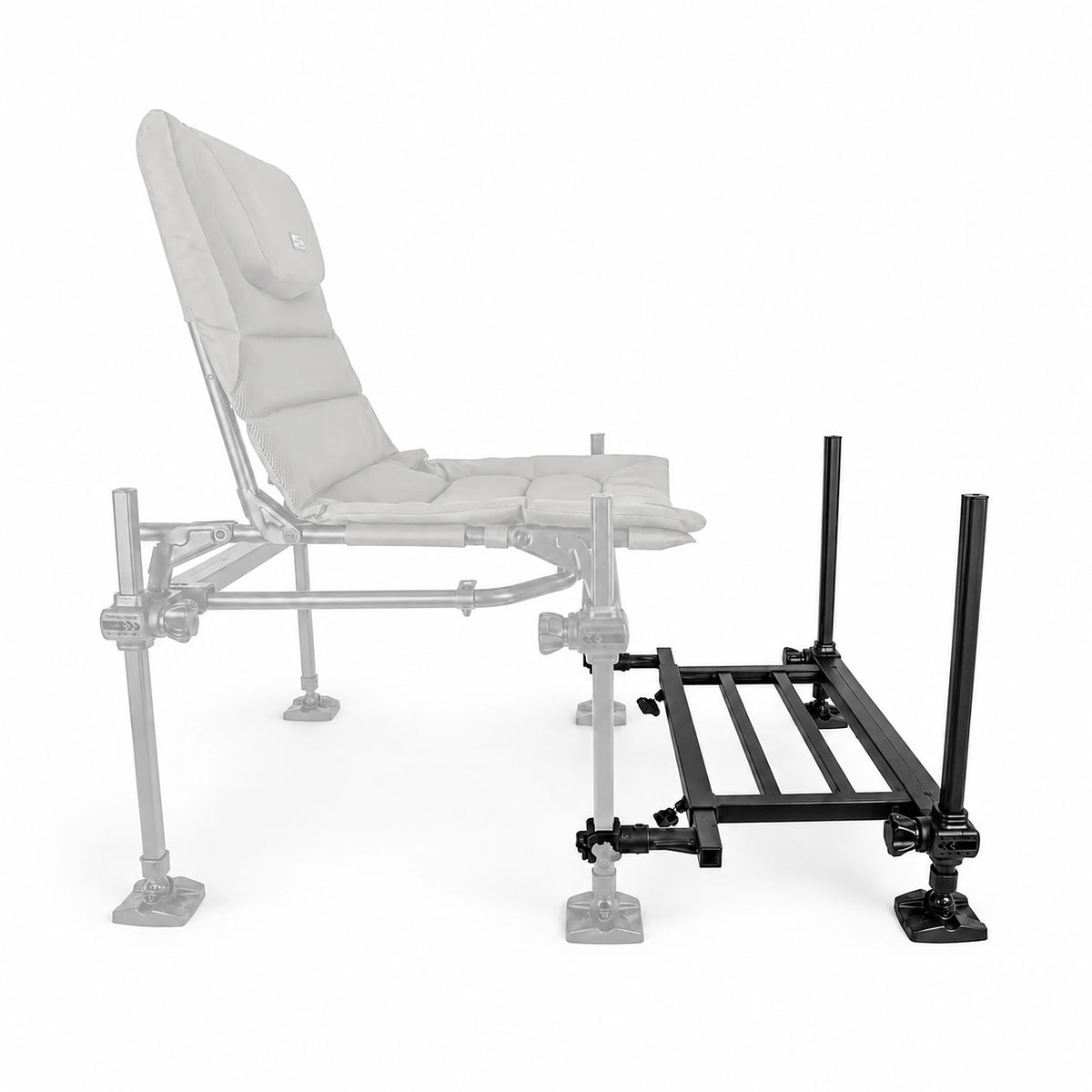 Korum S23 Accessory Chair Footplate met zwarte poten en lichte stoel als montagecontext