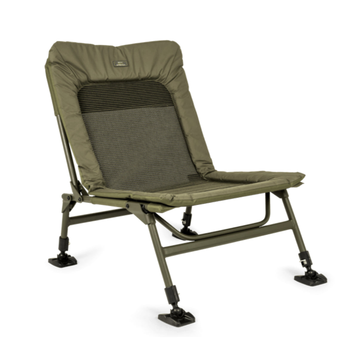 Korum Supa Lite Stretch Wide feederstoel – olijfgroene stoel met originele stretchbekleding en verstelbare poten op witte achtergrond
