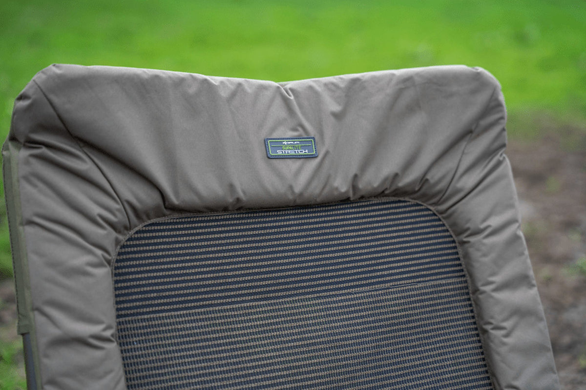 Korum Supa Lite Stretch Wide feederstoel – close-up van de gevoerde rugrand, het stretchgaas en het originele logo