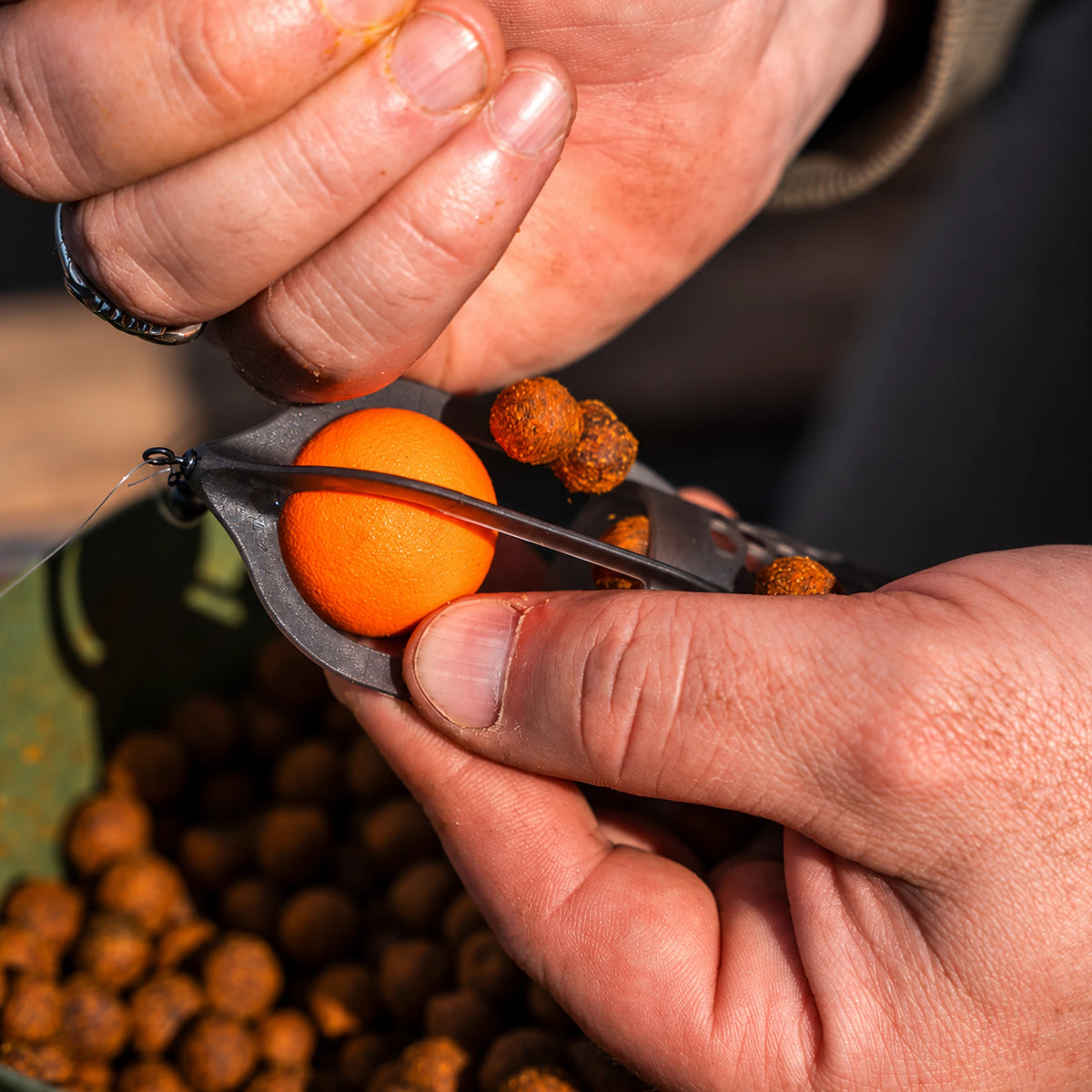 Korum Surface Feeder Float K0320112 – de voerkorf met de hand vullen met pellets