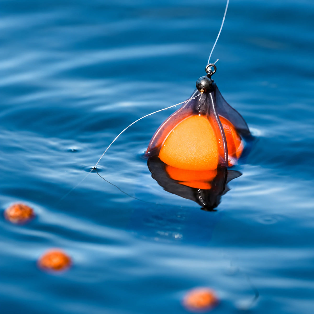 Korum Surface Feeder Float K0320112 – close-up van de oranje EVA-bal aan het wateroppervlak
