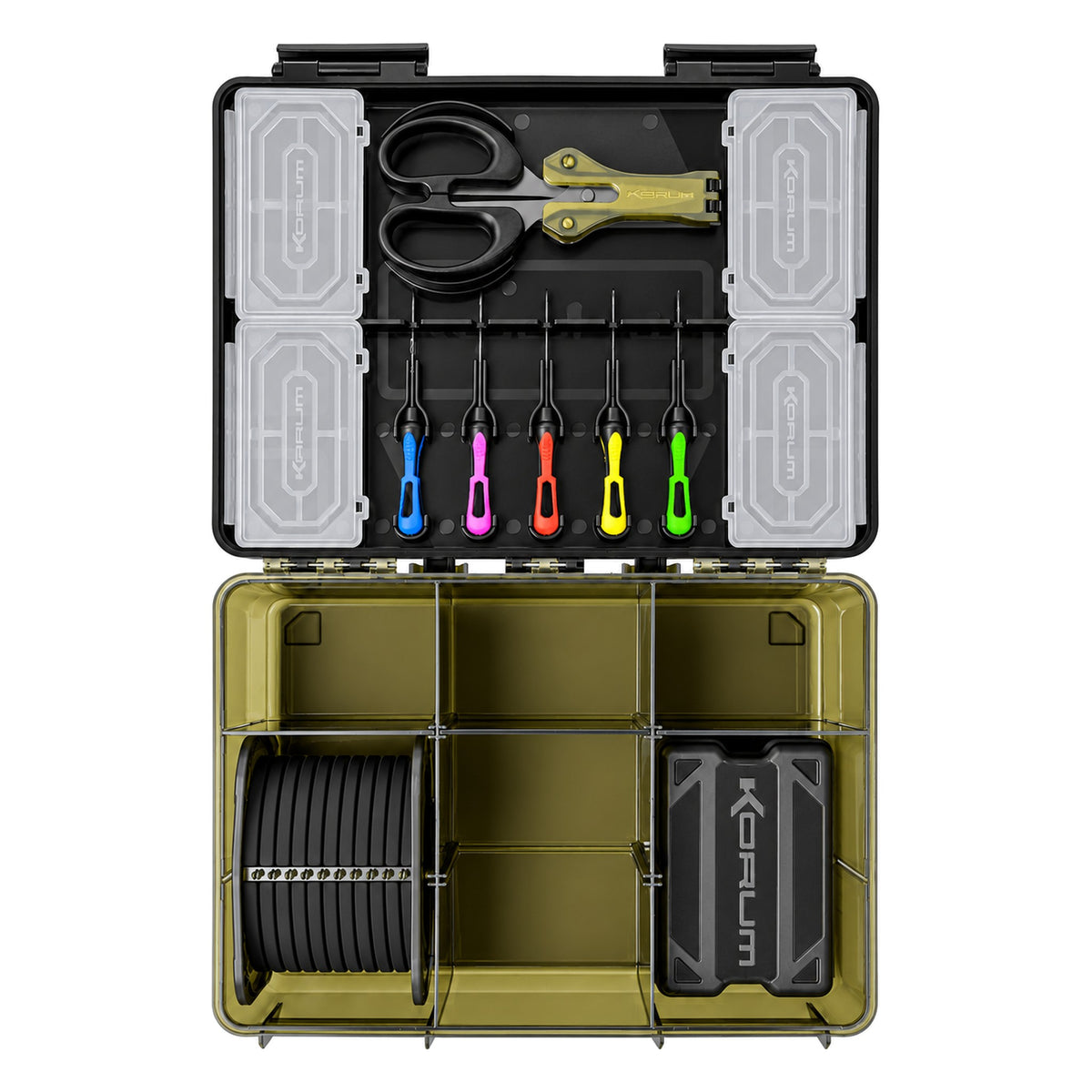 Korum Tackle Box Fully Loaded – geopende gevulde opbergbox met gereedschap, naalden en binnenboxen, cover